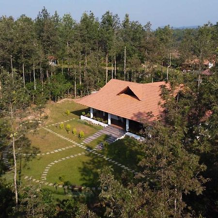 Stayvista At Cedar - Strelitzia 2Bhk With Breakfast And Jacuzzi Chikmagalūr Esterno foto