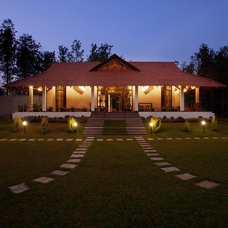 Stayvista At Cedar - Strelitzia 2Bhk With Breakfast And Jacuzzi Chikmagalūr Esterno foto